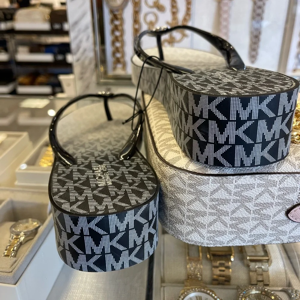 Michael Kors BEDFORD FLIP FLOP
PVC/OMBRE MK SIG
49R6BDFA1Q
Black 
NWT
Platforms - Picture 9 of 16